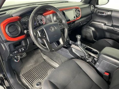 Used 2017 Toyota Tacoma TRD Off-Road AWD/4WD image 3