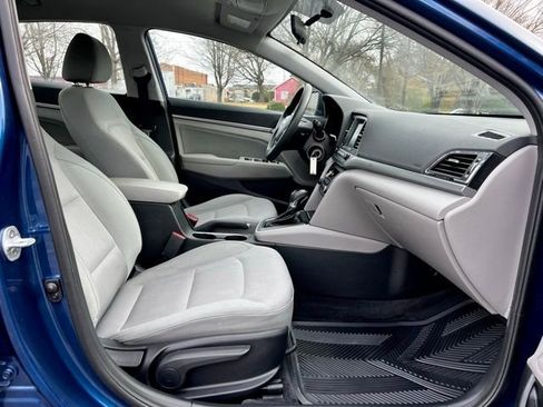 Used 2017 Hyundai Elantra SE image 25
