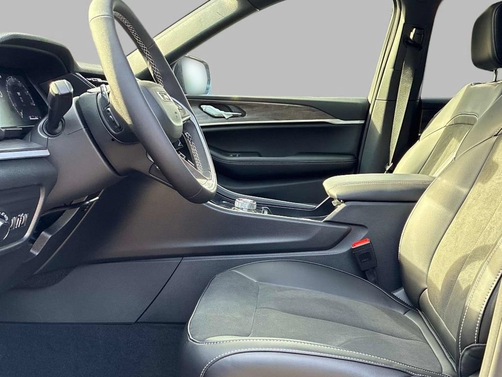 New 2026 Jeep Grand Cherokee Altitude AWD/4WD image 10