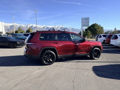 Used 2022 Jeep Grand Cherokee L Laredo image 3