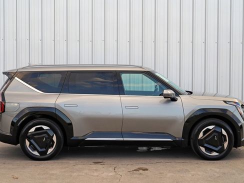 Used 2024 Kia EV9 Land image 61