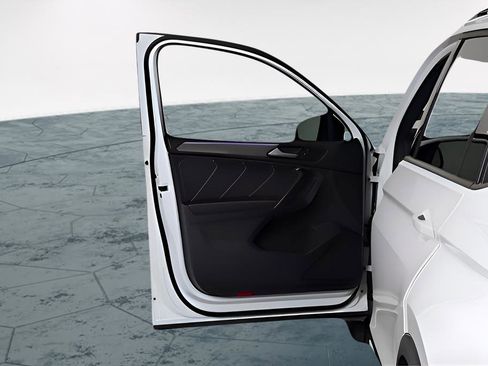 Used 2023 Volkswagen Tiguan SE R-Line image 33