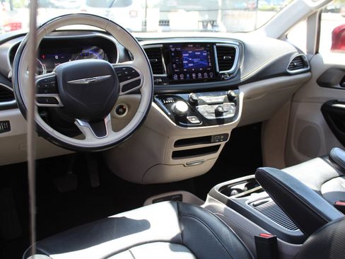 Used 2018 Chrysler Pacifica Limited FWD image 29