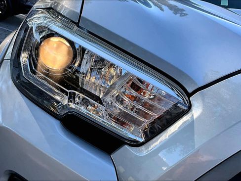 Used 2020 Toyota Tacoma TRD Sport w/ Technology Package image 28