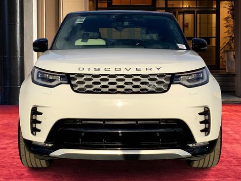 Used 2024 Land Rover Discovery Metropolitan Edition image 3