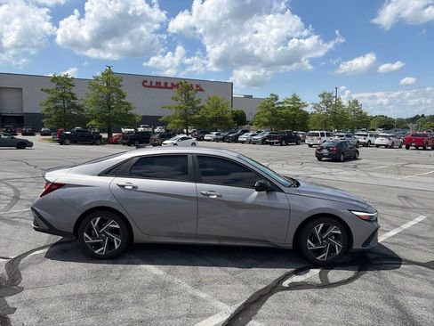 Used 2025 Hyundai Elantra Sport FWD image 10