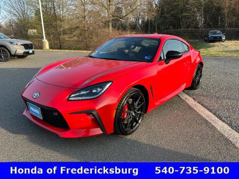 Used 2025 Toyota GR86 Premium w/ Performance Package image 2