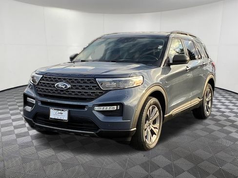 Used 2021 Ford Explorer XLT w/ Equipment Group 202A image 3