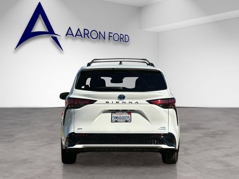 Used 2024 Toyota Sienna XSE w/ XSE Plus Package image 4