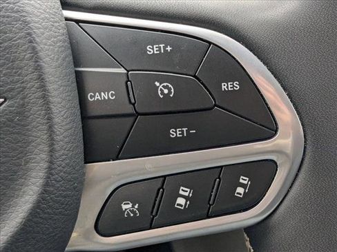 Used 2024 Chrysler Pacifica Select image 15