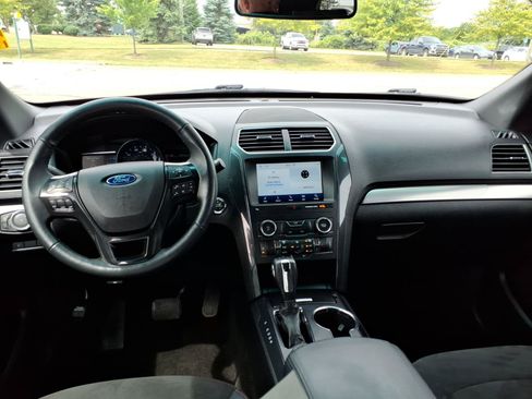 Used 2018 Ford Explorer XLT w/ Equipment Group 202A AWD/4WD image 4
