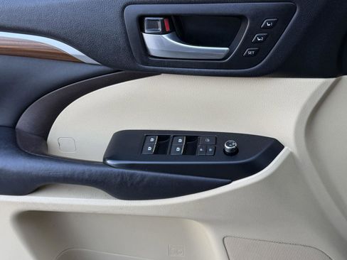 Used 2017 Toyota Highlander Limited image 24