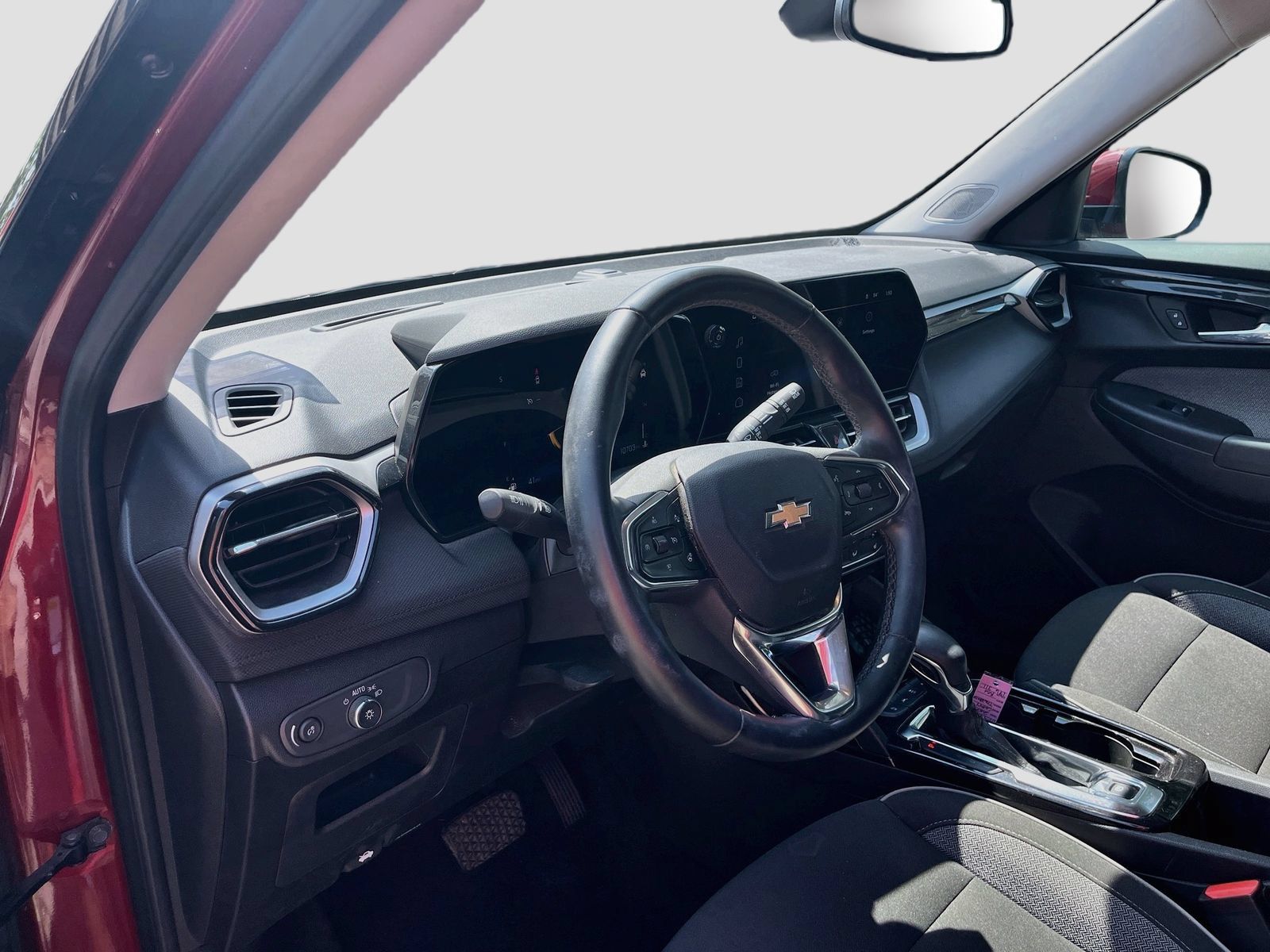 Used 2024 Chevrolet TrailBlazer LT w/ Convenience Package FWD image 9