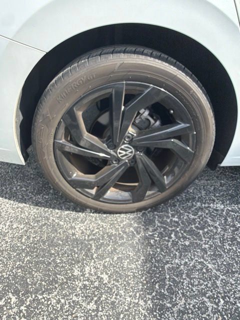 Used 2025 Volkswagen Jetta SE FWD image 9