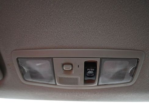 Used 2015 Mitsubishi Outlander SE image 25