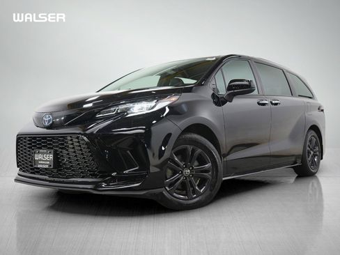 Used 2025 Toyota Sienna XSE AWD/4WD image 1