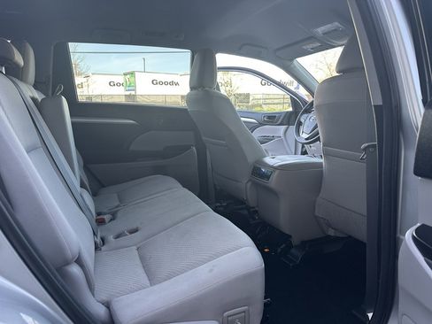 Used 2017 Toyota Highlander LE image 25
