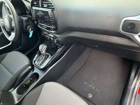 Used 2025 Kia Soul LX w/ LX Technology Package FWD image 33
