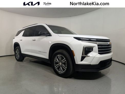 Used 2024 Chevrolet Traverse LT image 1