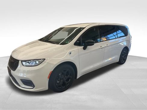 Used 2024 Chrysler Pacifica Select image 2