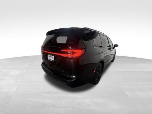 Certified 2024 Chrysler Pacifica Premium FWD image 8