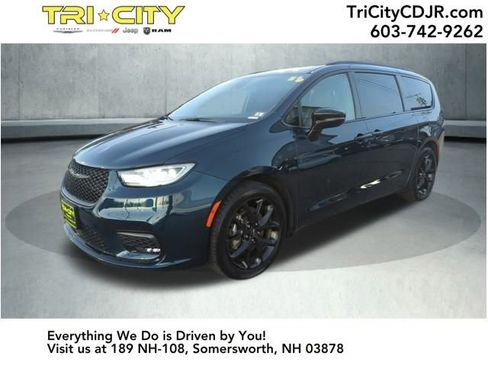 Used 2025 Chrysler Pacifica Limited image 1