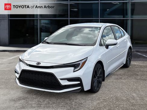 Used 2023 Toyota Corolla SE w/ Carpet Mat Package (TMS) FWD image 2