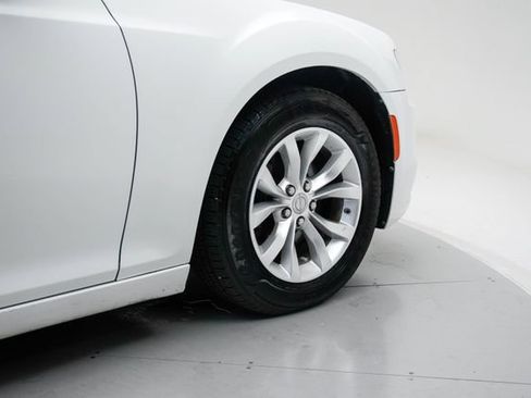 Used 2016 Chrysler 300 Limited RWD image 13