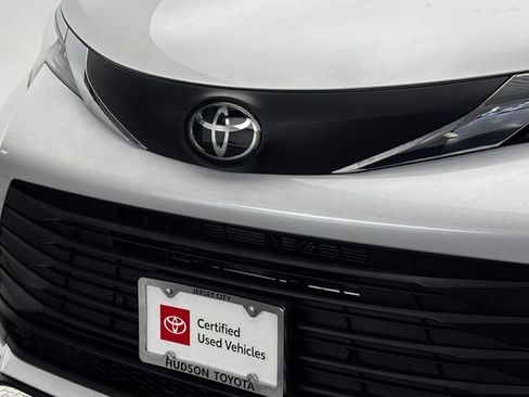 Used 2026 Toyota Sienna XLE FWD image 2