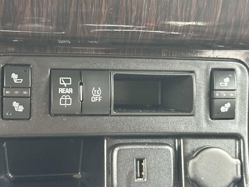 Used 2017 Chevrolet Traverse LT w/ Style and Technology Package image 21