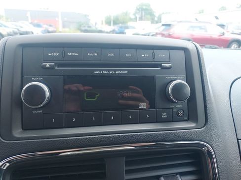 Used 2015 Dodge Grand Caravan SXT FWD image 13
