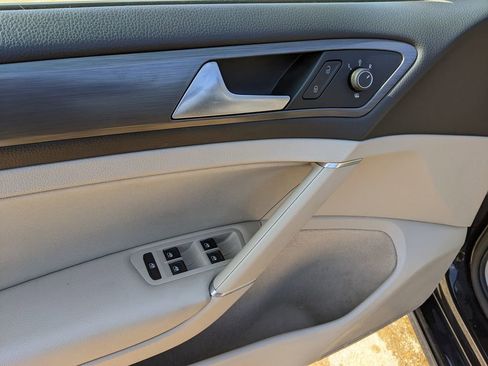 Used 2018 Volkswagen Golf S image 10