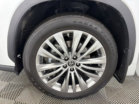 Used 2023 Toyota Highlander Platinum image 14
