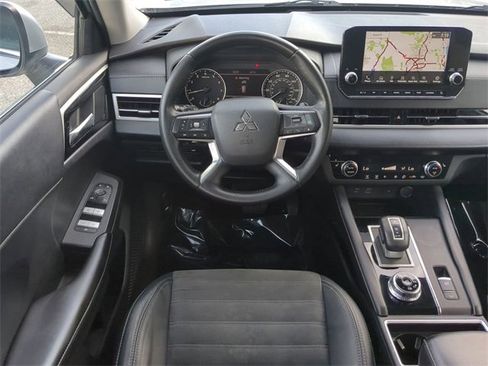 Used 2022 Mitsubishi Outlander SE image 16
