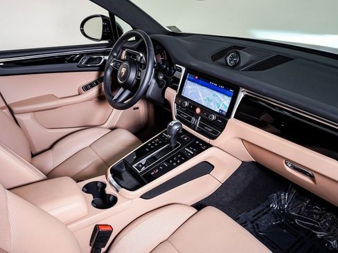Certified 2025 Porsche Macan image 14