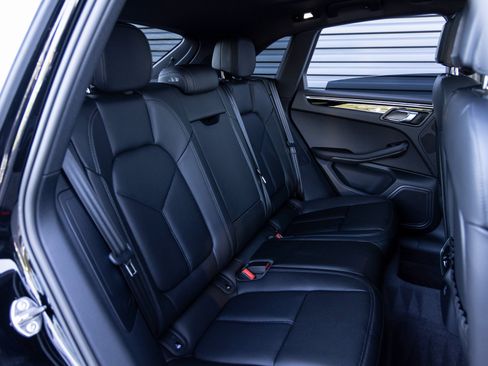 Certified 2025 Porsche Macan image 30