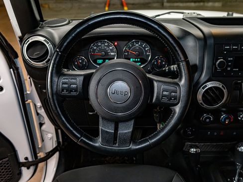 Used 2018 Jeep Wrangler Rubicon w/ Power Convenience Group image 17