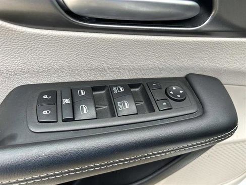 Used 2024 Chrysler Pacifica Touring-L image 21