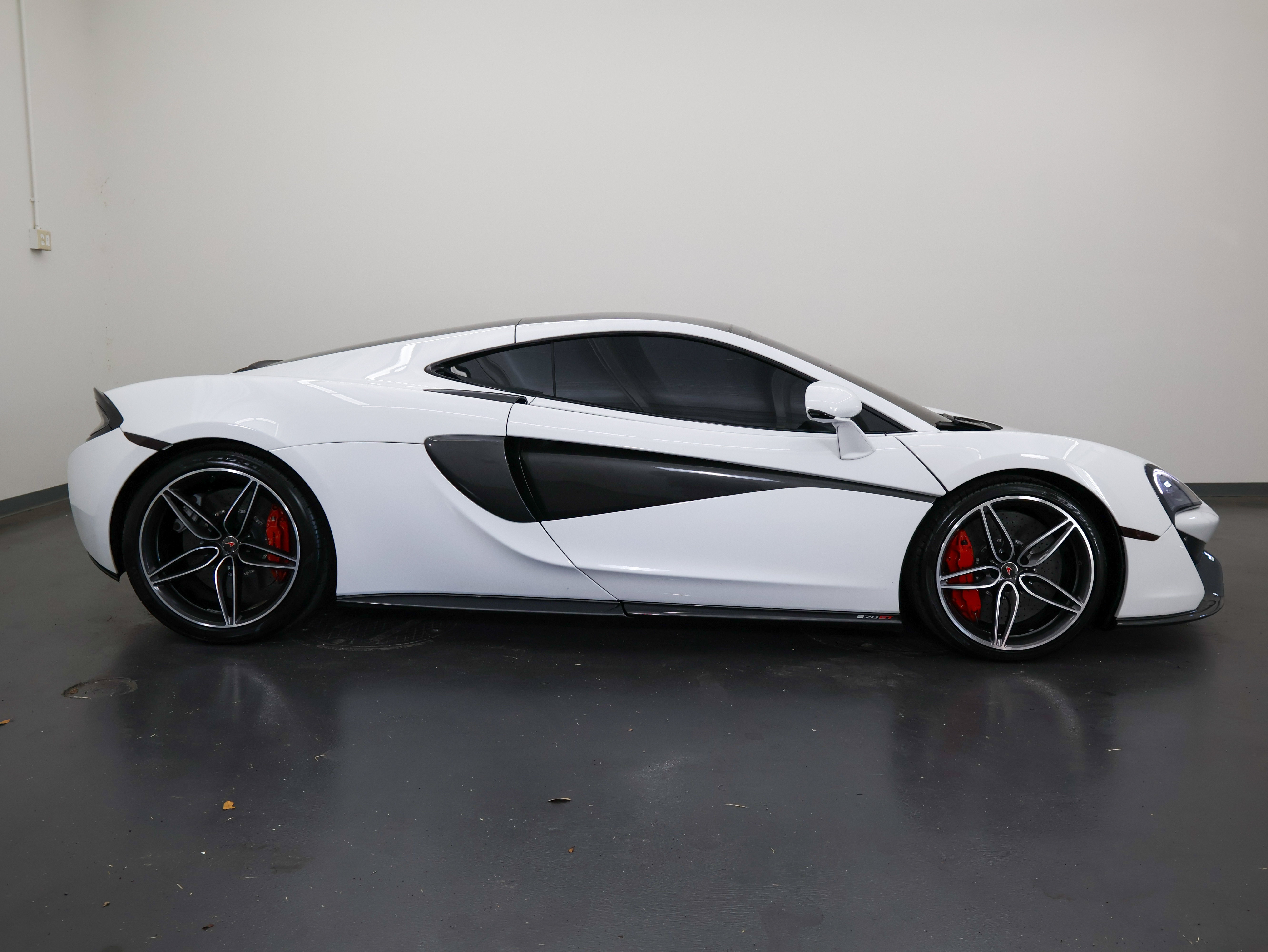 Used 2018 McLaren 570S RWD image 2