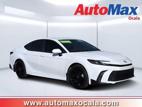 Used 2025 Toyota Camry SE FWD image 1