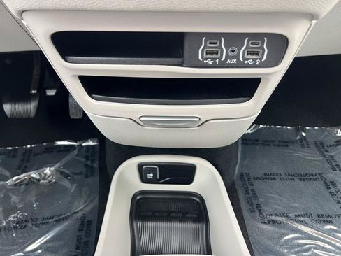 Used 2024 Chrysler Pacifica Limited FWD image 19