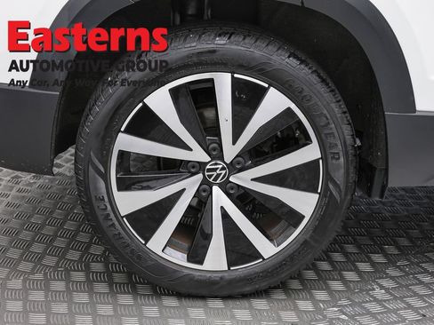 Used 2024 Volkswagen Taos SE FWD image 29