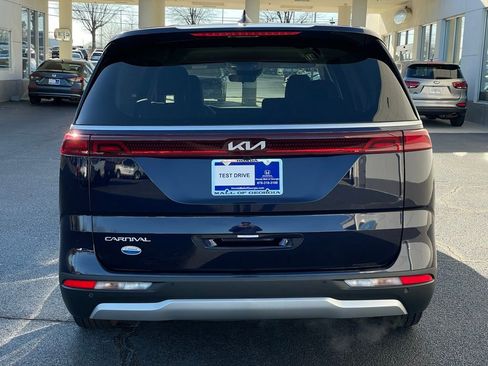 Used 2023 Kia Carnival LX image 5