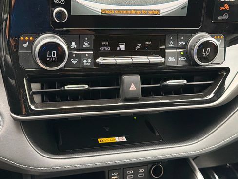 Used 2023 Toyota Highlander XLE AWD/4WD image 31