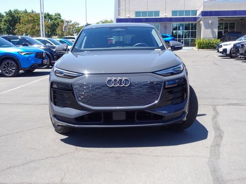 Used 2025 Audi Q6 e-tron Premium RWD image 2