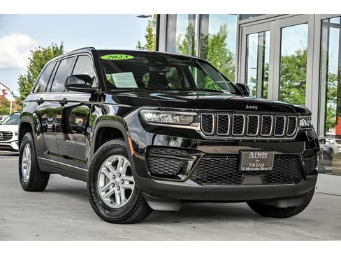 Used 2023 Jeep Grand Cherokee Laredo AWD/4WD image 1