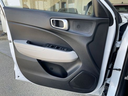 Used 2025 Hyundai Venue SEL image 18