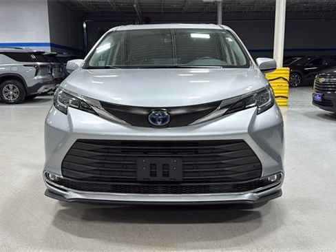 Used 2022 Toyota Sienna XLE image 21