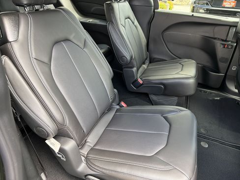 New 2027 Chrysler Pacifica Select FWD image 25