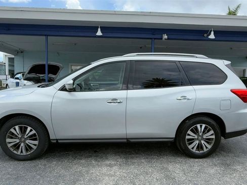 Used 2017 Nissan Pathfinder SV FWD image 2